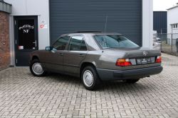 Mercedes-Benz-230E-W124-1987-014.thumb.JPG.4daf88a4d7d3f77613b2030cea7a527b.JPG