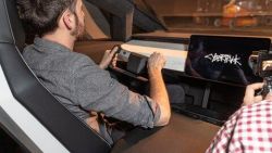 Tesla-Cybertruck-electric-pickup-interior-steering-wheel.thumb.jpg.39c2184c9abc6aec4bf726ddfc297986.jpg