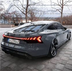 etron.thumb.jpg.7ec0af2125f925d46e1fc9983208e241.jpg